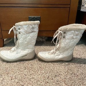 Columbia waterproof Omni heat Minx mid 3 snow boots.